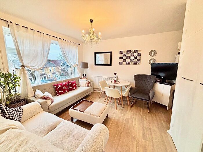 Flat To Rent In Hainault Road, Leytonstone, E11