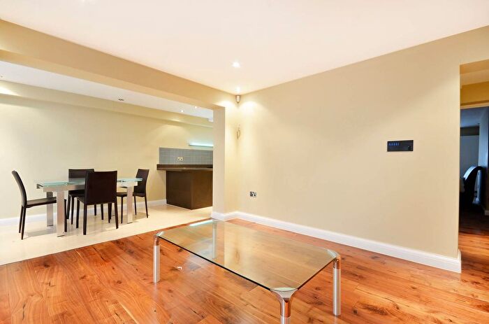 2 Bedroom Flat For Sale In Gloucester Mews, Bayswater, London, W2