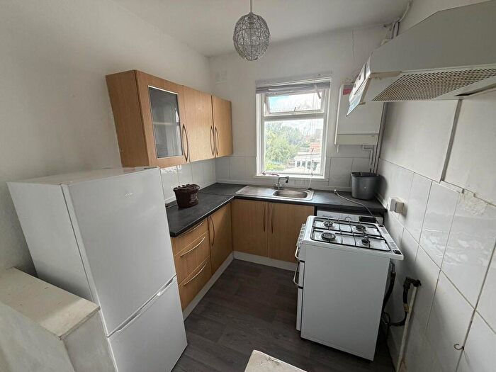 2 Bedroom Flat To Rent In Hillcrest Road, E17