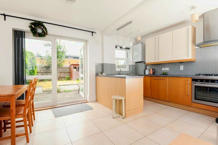 2 Bedroom Flat To Rent In Alexandra Road, London, SW19