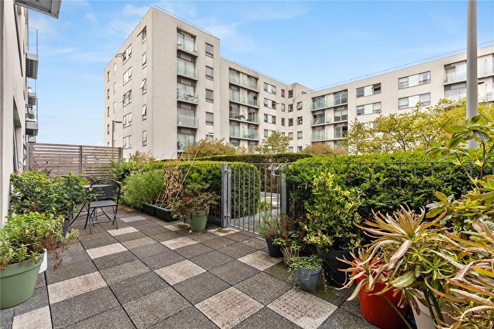 Studio To Rent In Streatham High Road, London, SW16