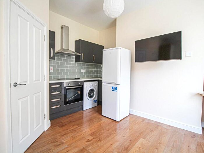 Apartment To Rent In Apt, - East Parade #, HG1