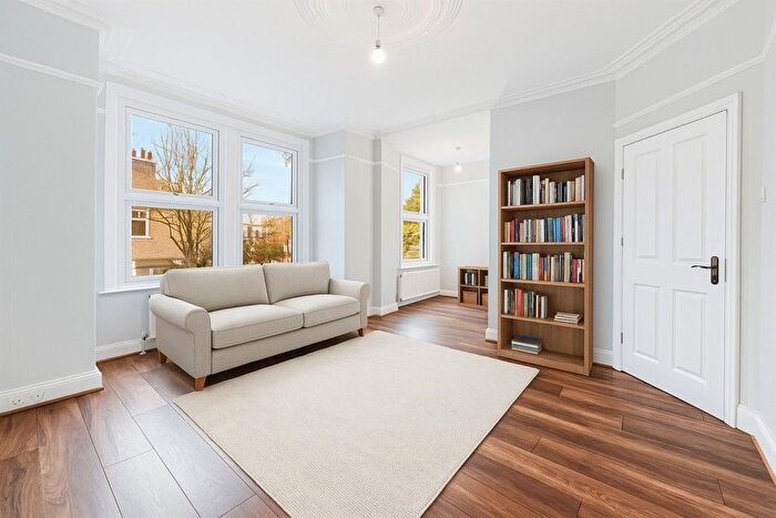 3 Bedroom Flat To Rent In Temple Road, London, W5