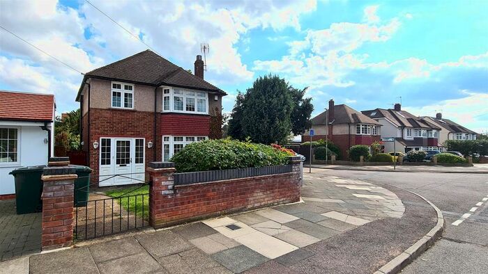 3 Bedroom Detached House To Rent In Summit Way, Southgate, N14