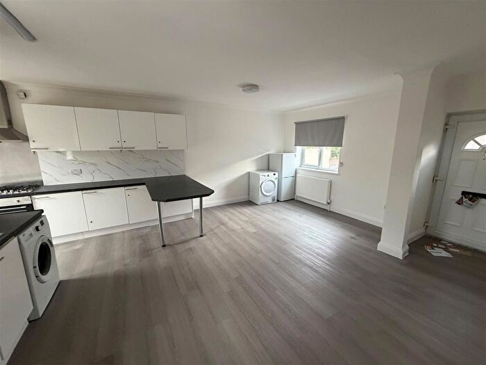 5 Bedroom End Of Terrace House To Rent In Grosvenor Road, Dagenham, RM8