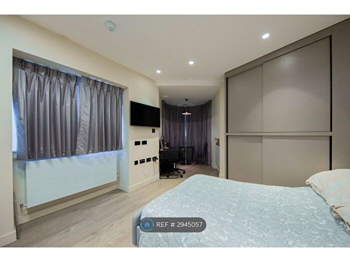 Studio To Rent In Brent Steet, London, NW4