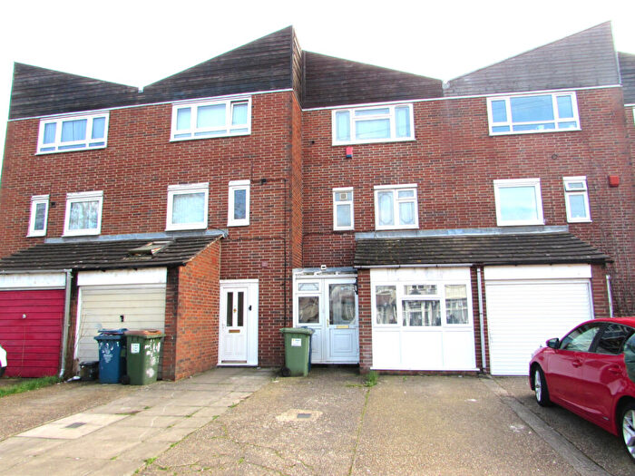 5 Bedroom Terraced House For Sale In Montrose Road, Harrow Wealdstone, Middlesex, HA3