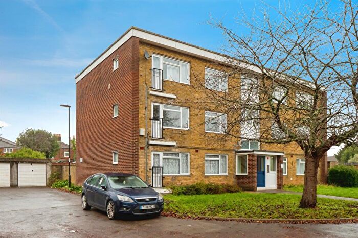 2 Bedroom Flat For Sale In Roberts Road, Southampton, SO15