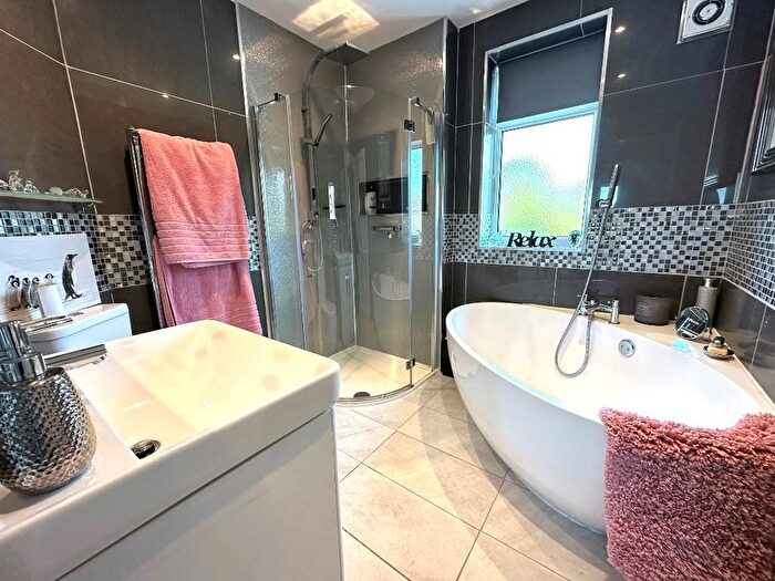 3 Bedroom End Of Terrace House For Sale In Hart Lane, Round Green, Luton, Bedfordshire, LU2