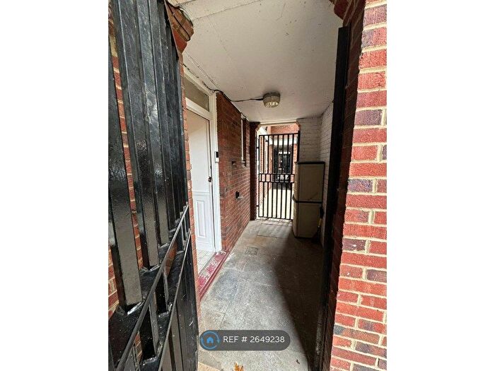 3 Bedroom Flat To Rent In Benham Close, London, SW11