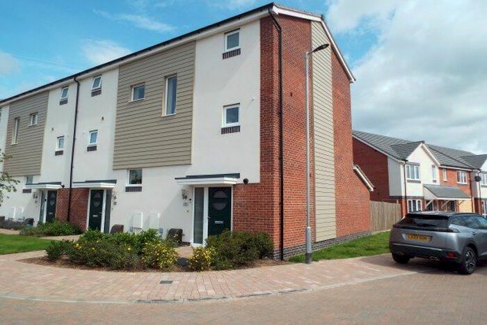 4 Bedroom Town House To Rent In Mayflower Drive, Burton-On-Trent, DE14
