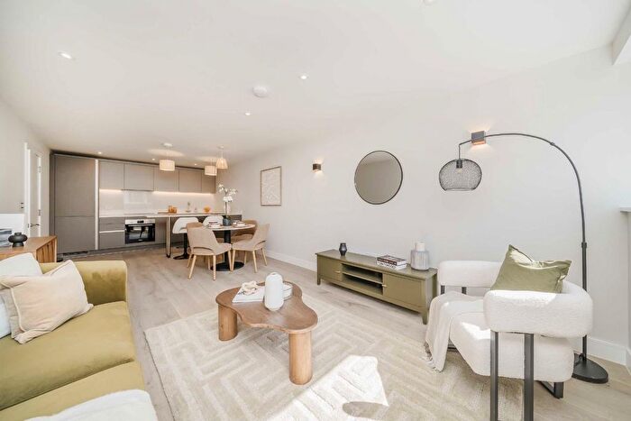 2 Bedroom Flat For Sale In Victoria Road, Surbiton, KT6