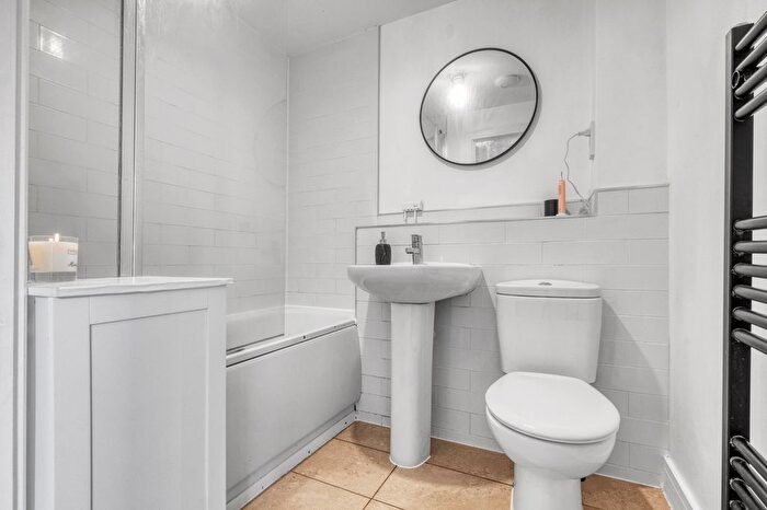 2 Bedroom Flat For Sale In New Meadow Close, Shirley, Solihull, B90
