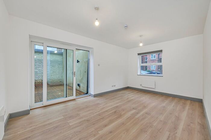 2 Bedroom Flat To Rent In Clapham Park Road, London, SW4
