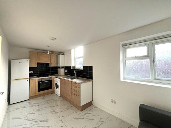 3 Bedroom Flat To Rent In Amersham Road, SE14