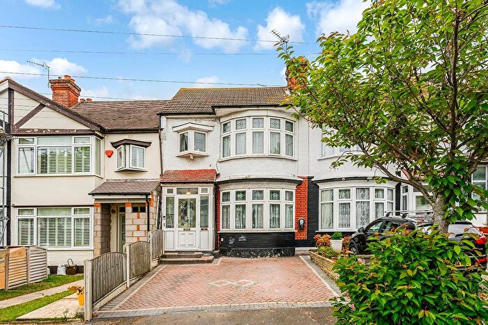 4 Bedroom Property For Sale In Middleton Avenue, Chingford, E4