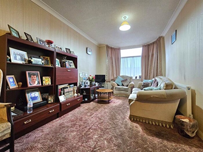 3 Bedroom End Of Terrace House For Sale In Glencroft Road, Solihull, B92