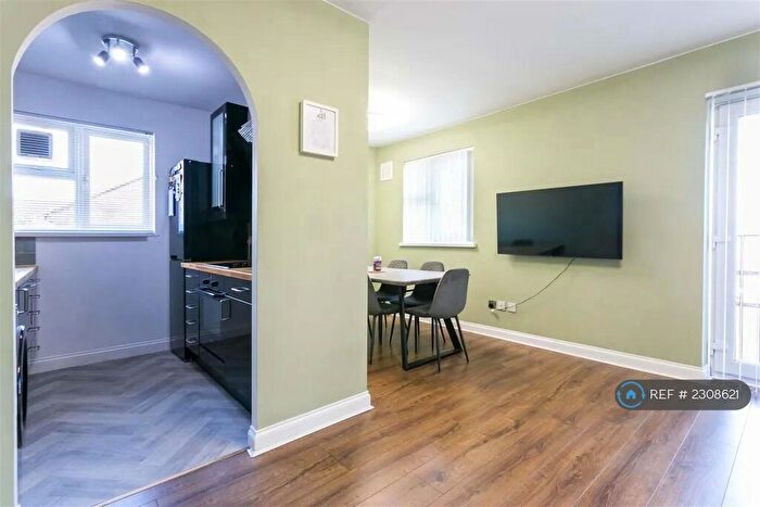 2 Bedroom Flat To Rent In Boveney Close, Slough, SL1