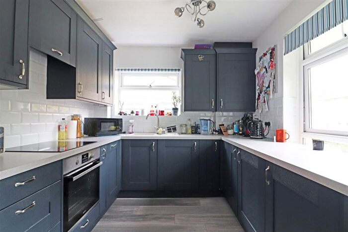 2 Bedroom Maisonette For Sale In Park Road, Redhill, RH1