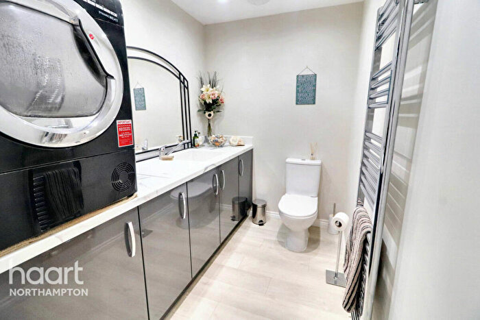 5 Bedroom Detached House For Sale In Eider Close, Northampton, NN4