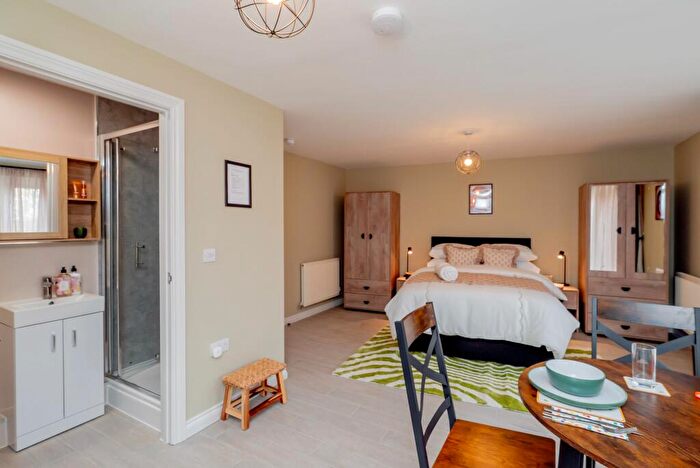 Terraced House To Rent In Stinsford Crescent, Swindon, SN25