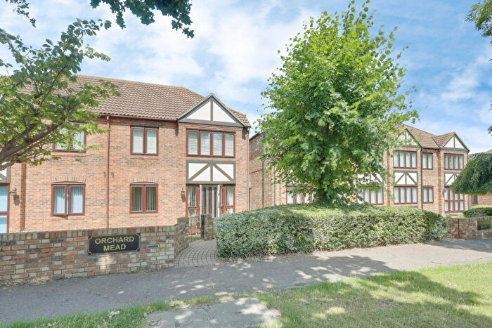 2 Bedroom Apartment For Sale In Orchard Mead, Leigh-on-sea, SS9