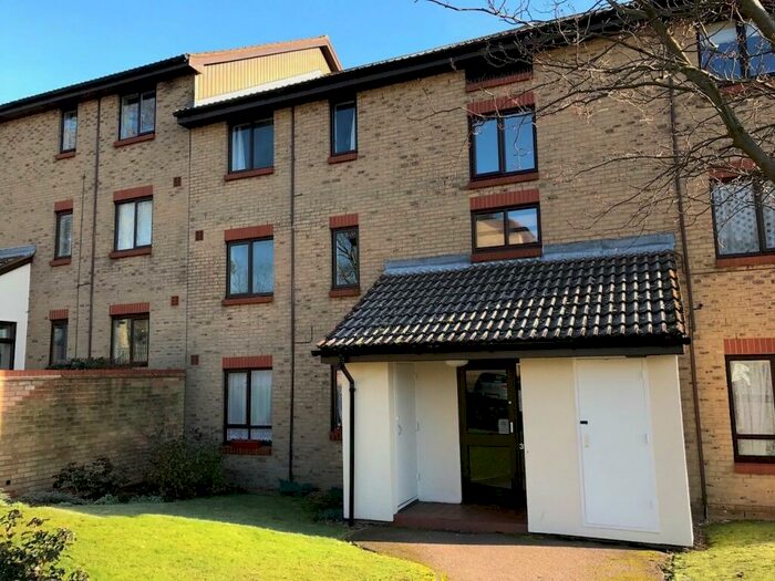 2 Bedroom Flat To Rent In Guinevere Gardens, Waltham Cross, EN8