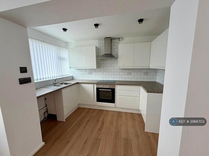 3 Bedroom Flat To Rent In Hurst Green Road, Halesowen, B62