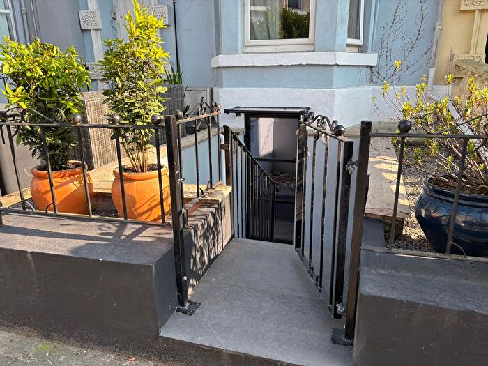 2 Bedroom Flat To Rent In Clampet Lane, Stanley House Clampet Lane, TQ14