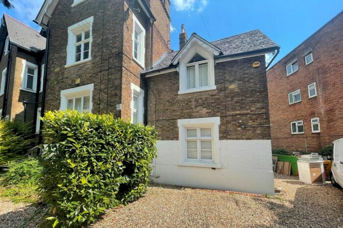 2 Bedroom Cottage To Rent In Upton Park, SL1