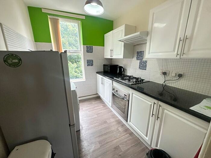 3 Bedroom Flat To Rent In Hartley Avenue, Woodhouse, Leeds, F2