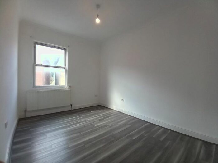 3 Bedroom Flat To Rent In High Street, Addlestone, KT15