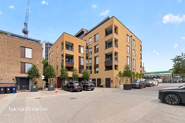 3 Bedroom Flat For Sale In Quayle Crescent, London, N20