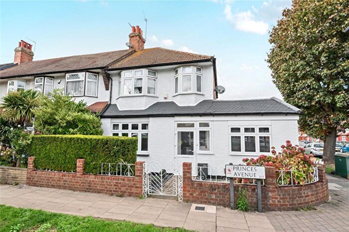 4 Bedroom End Of Terrace House For Sale In Princes Avenue, Palmers Green, London, N13