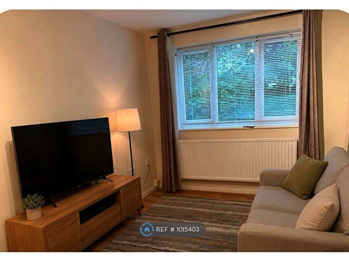 1 Bedroom Flat To Rent In Dovetrees, Carterton, OX18