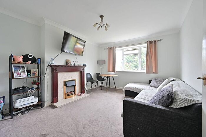 2 Bedroom Flat For Sale In Bushey Grove Road, Bushey, WD23