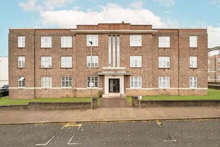 4 Bedroom Flat For Sale In Golders Green Road, London, NW11