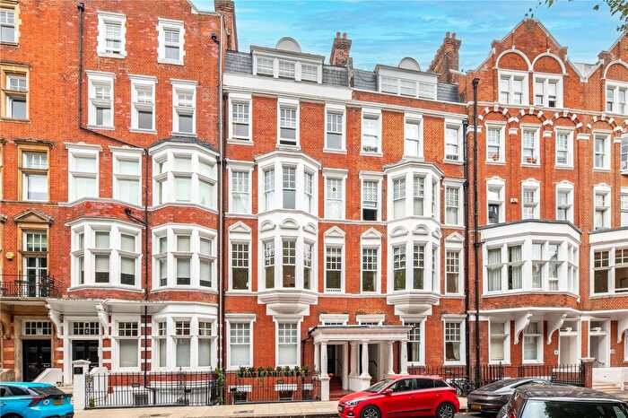 2 Bedroom Flat For Sale In Embankment Gardens, London, SW3