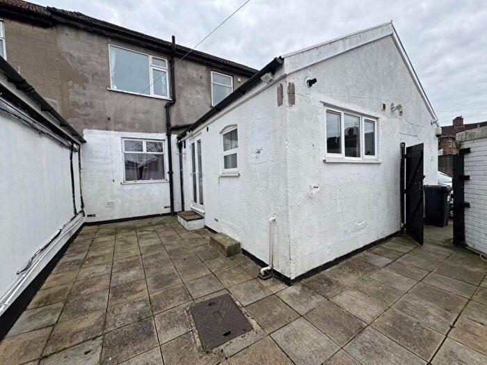 3 Bedroom Flat To Rent In Acacia Road, Bristol, BS16
