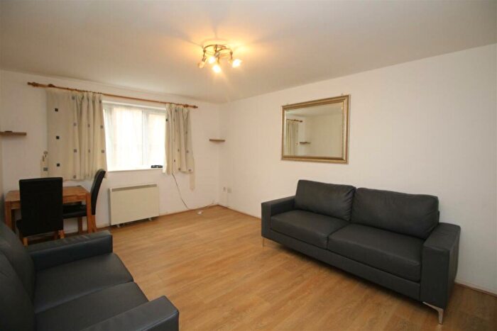 2 Bedroom Flat To Rent In Avenue Road, Chadwell Heath, Essex, RM6