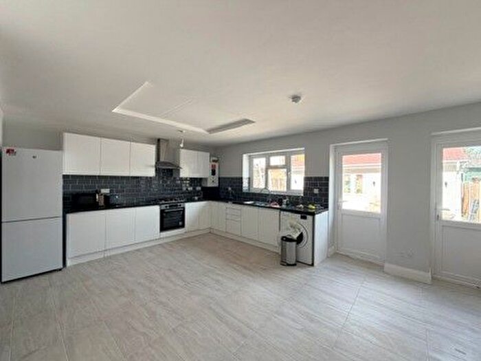 6 Bedroom Detached House To Rent In Cranbrook Road, Ilford, IG2