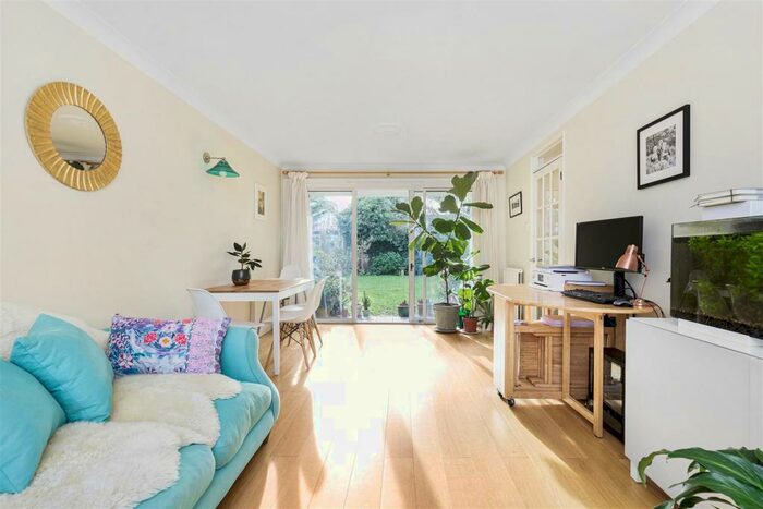 2 Bedroom Flat To Rent In Merricks Court, East Sheen, SW14