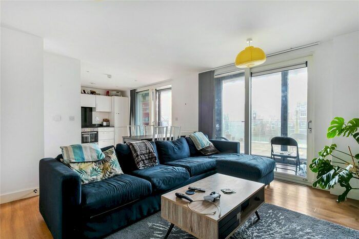 3 Bedroom Flat To Rent In Roseberry Place, London, E8