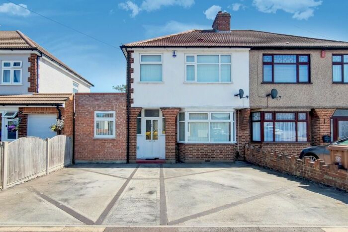 4 Bedroom Semi-Detached House To Rent In Dunwich Road, Bexleyheath, DA7