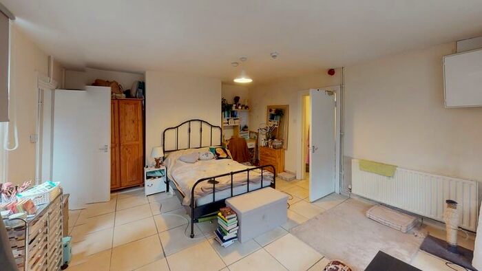 Studio To Rent In Regent Park Avenue, Hyde Park, Leeds, LS6