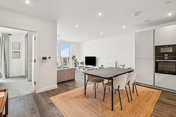 1 Bedroom Flat For Sale In Kingsland Court, Streamdale Road, W3