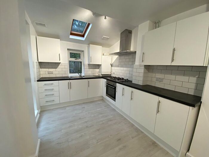 2 Bedroom Property For Sale In Queens Road, London, N11