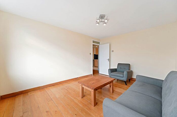 3 Bedroom Flat To Rent In Shepherds Bush Green, Shepherds Bush, London, W12