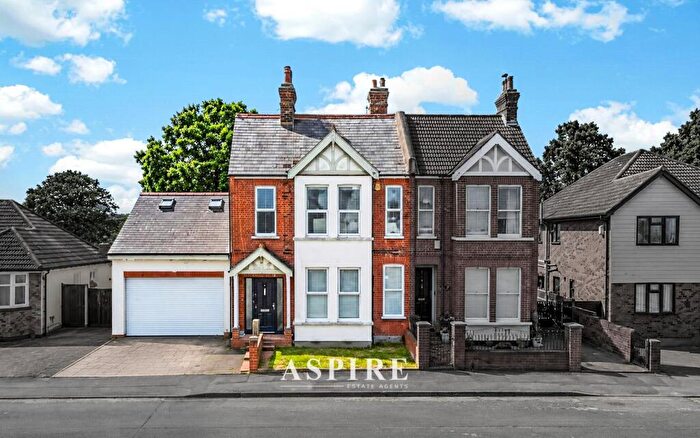 4 Bedroom Semi-Detached House For Sale In Gladstone Road, Hockley, SS5