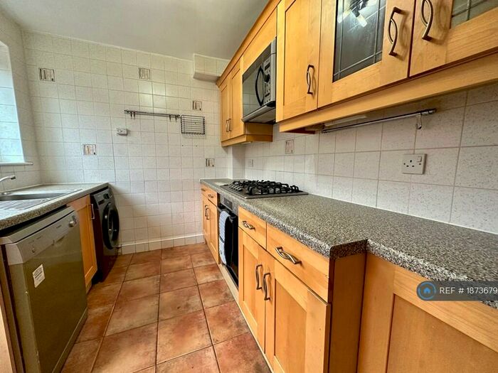4 Bedroom Semi-Detached House To Rent In Highwood Avenue, Leeds, LS17